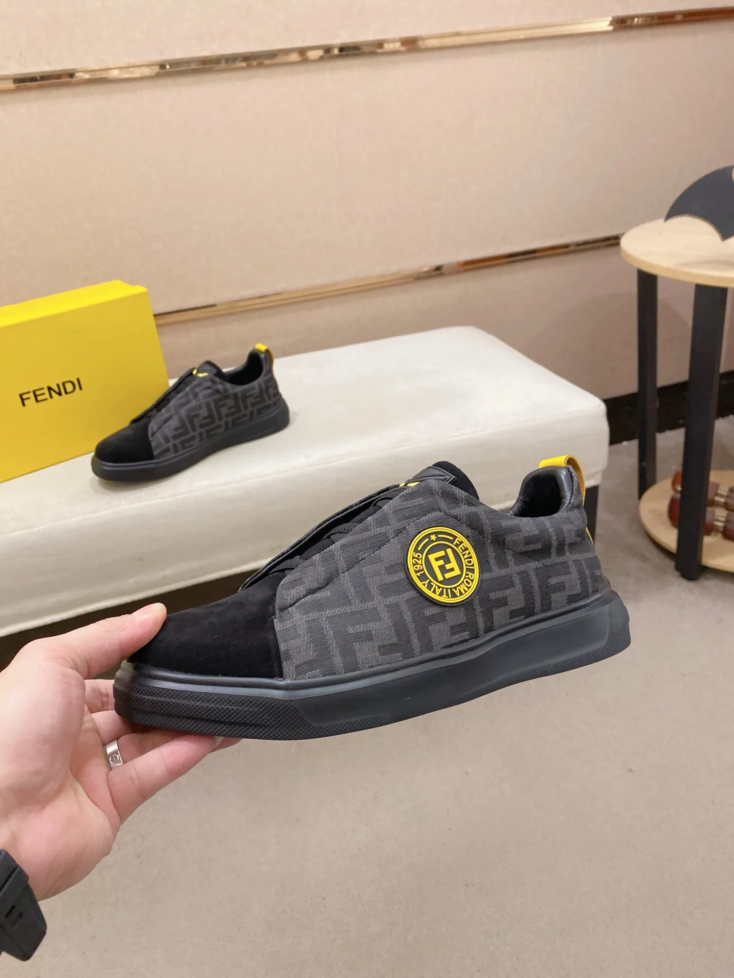 Factory price 400💰 (fendi) New style 👊🏻 upper 🇮🇹 imported cowhide fabric 🇩🇪 lining imported sheepskin lining. The original outsole is molded to highlight the identity of every man, and the upper foot is elegant and stable🚶🏻🚶🏻The high-end custom counters reproduce the original version📯No matter the wind or rain, the shoe last remains unchanged and can withstand the verification of time🔍️,🔵 Size: 38-44